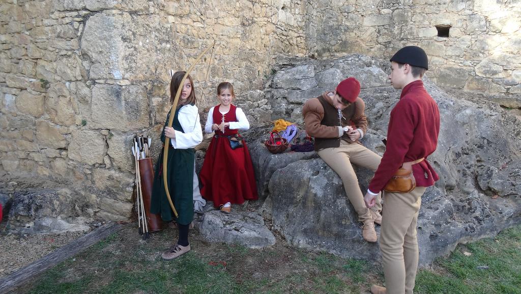 Au Pied Du Chateau - 5 A 11 Personnes - Baignade-Canoe-Piste Cyclable A 100 M 캬스텔노라샤펠 외부 사진